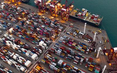 Globalisierung - Hafen mit Container und Frachter