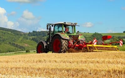 Landwirtschaft - Traktor am Feld