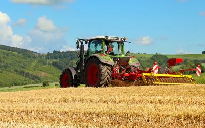 Landwirtschaft - Traktor am Feld