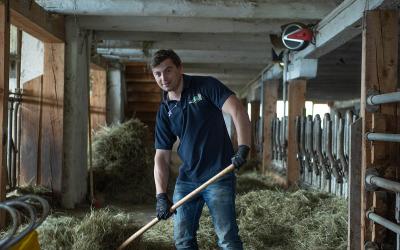 Heribert Moser, in seinem Stall