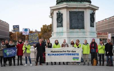 Aktion am Heldenplatz: Aktive von GLOBAL 2000 halten Mahnwache für ein dringend nötiges Klimaschutzgesetz