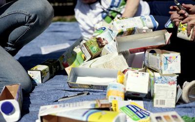 Jugendliche machen Upcycling mit Tetrapacks