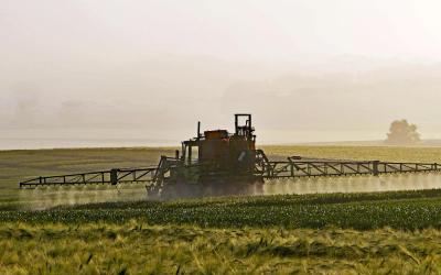 Traktor mit Pestizidspritze