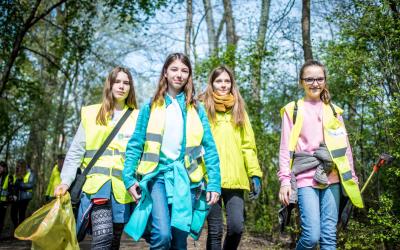 Kinder sammeln Müll mit der DreckSpotz-App