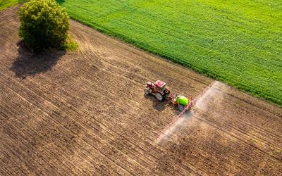 Glyphosat wird auf einem Feld versprüht