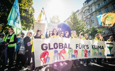 Aktivisten halten Banner auf einem weltweiten Klimastreik in der Hand
