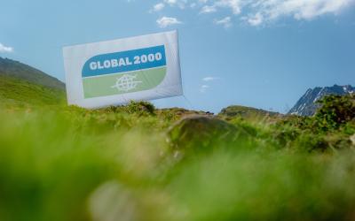 GLOBAL 2000 Logo auf einem Banner im Platzertal