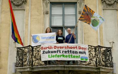 Eine Fahne zum Welterschöpfungstag wird als Symbol beim Volkskundemuseum in Wien gehisst. 