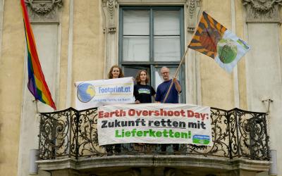 Eine Fahne zum Welterschöpfungstag wird als Symbol beim Volkskundemuseum in Wien gehisst. 