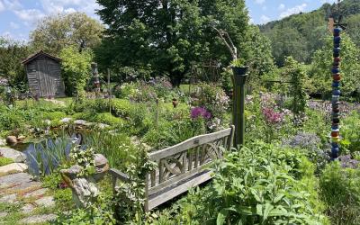 Das Bild zeigt den blühenden Garten Erna Grabners.