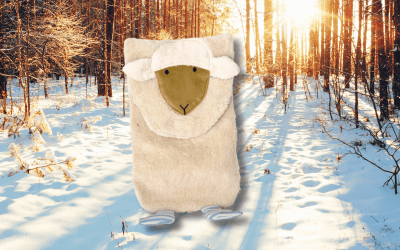 Lilo Lamm Wärmflasche im winterlichen Wald