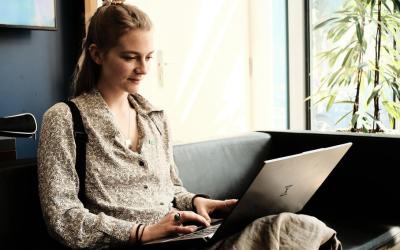 Frau arbeitet an einem Laptop