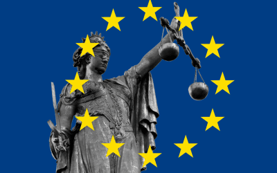 Collage: Justitia-Statue mit EU-Flagge