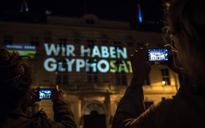 Der Text "Wir haben Glyphosatt" wird auf das Bundesministerium projeziert