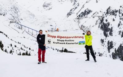 Banner mit der Aufschrift Alpenzerstörung Stoppen