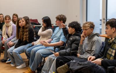 Jugendliche sitzen in einem Sesselkreis