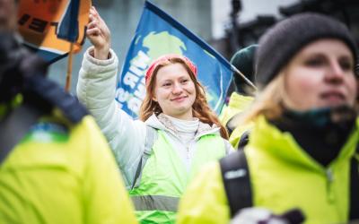 Junge Frau auf einer Demo