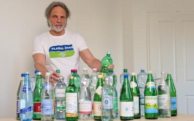 GLOBAL 2000 Umweltchemiker Helmut Burtscher-Schaden mit den 23 getesteten Mineralwasserflaschen