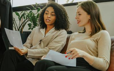 Zwei Frauen führen ein Arbeitsgespräch