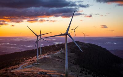 Windräder auf einem Berg in Österreich in der Abendsonne