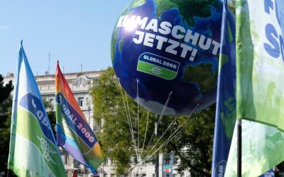 Weltkugel mit Aufschrift "Klimaschutz jetzt!" beim Klimastreik