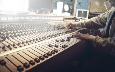Mischpult in einem Tonstudio