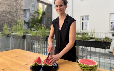 Anna Pollak schneidet Wassermelone auf