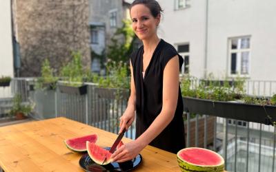 Anna Pollak schneidet Wassermelone auf