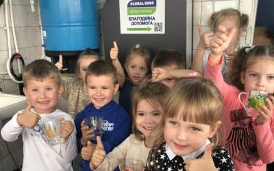 Kinder freuen sich über neue Wasseraufbereitungsanlage