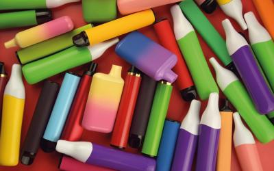 Bunte E-Vapes die herumliegen