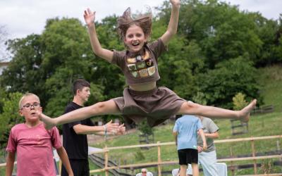 Kind springt in die Luft und lacht