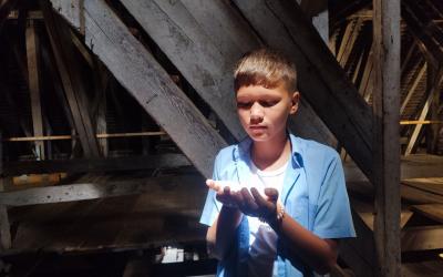 Bub schaut auf Licht in seiner Hand