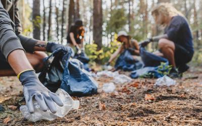 Menschen beim Müllsammeln in der Natur