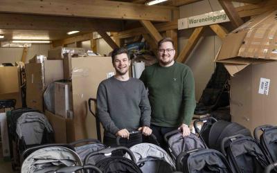 Geschäftsführer von byeagain mit Kinderwägen im Lager