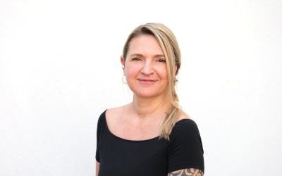 Porträt Nina Sandner vor weißem Hintergrund