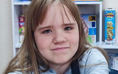 Mädchen mit langen braunen Haare und langärmliges Shirt 