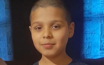 Junge mit dunklem Shirt und kurzen Haare 