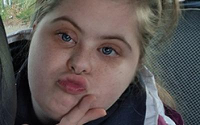 Mädchen mit hellen Haaren und Jacke