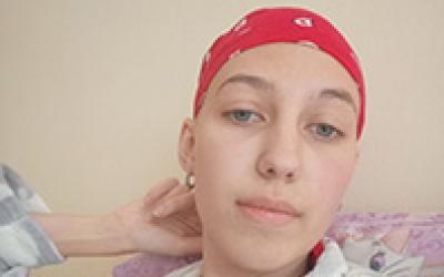 Mädchen mit rotem Tuch um den Kopf