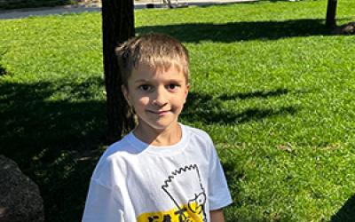 Junge mit weißem T-shirt und kurzen Haare 