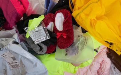 Kleidung von temu und shein und Verpackungsmüll