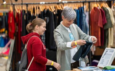 Frau und Mädchen beim Shoppen auf der Wefair