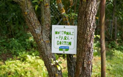 Nationalpark Garten Plakette hängt in einem Baum