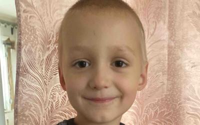 Mykyta, ein Bub von 5 Jahren, lächelt in die Kamera