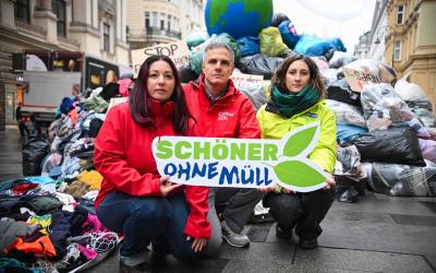 Anna Leitner von GLOBAL 2000 und Vertreter:innen von Volkshilfe und Caritas bei Aktion