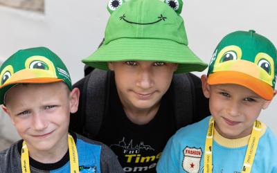 3 Buben mit Tiermützen schauen in die Kamera