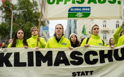 Klimastreik: Menschen gehen mit Banner auf dem Klimaschutz steht