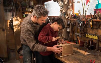 Vater lernt Tochter Handwerk, sie zimmern gemeinsam in Werkstatt