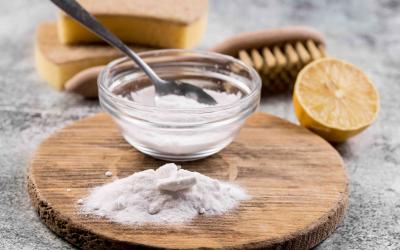 Backpulver, Zitrone zum Putzen hergerichtet auf einem Holzbrett