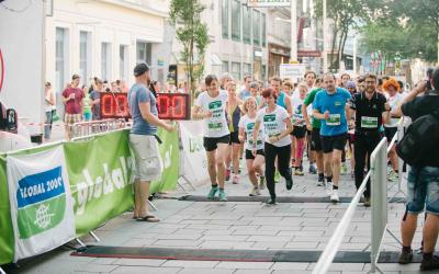 Mehrere Menschen laufen bei einer Laufveranstaltung